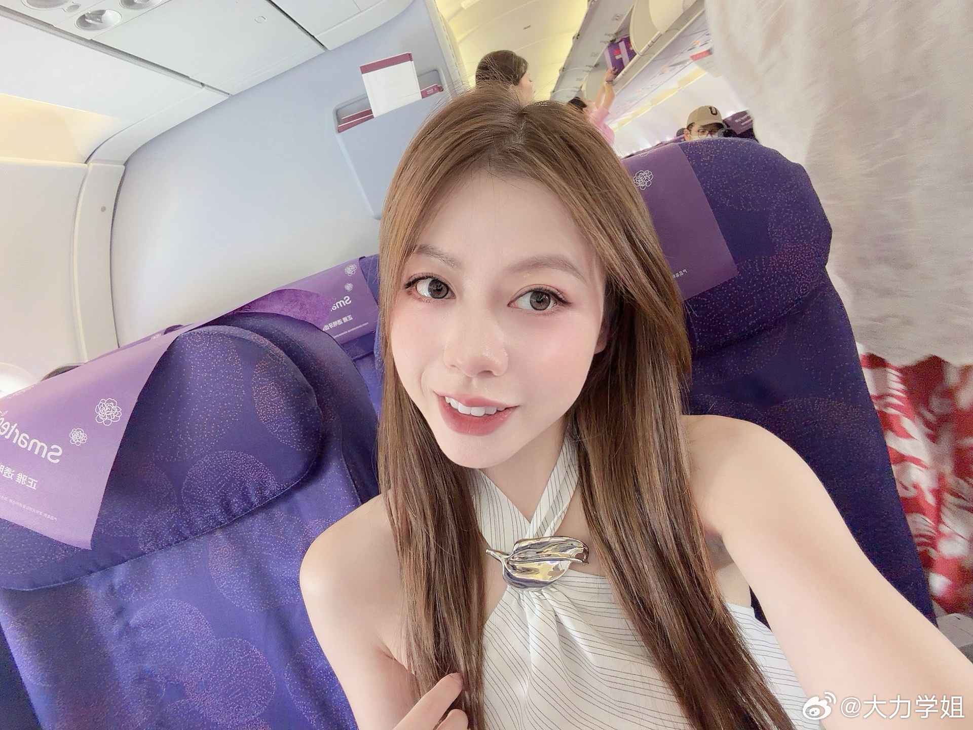 吉祥的空姐即好看又nice~我的20寸登机箱52斤！看我病殃殃的扛不上去两个人过