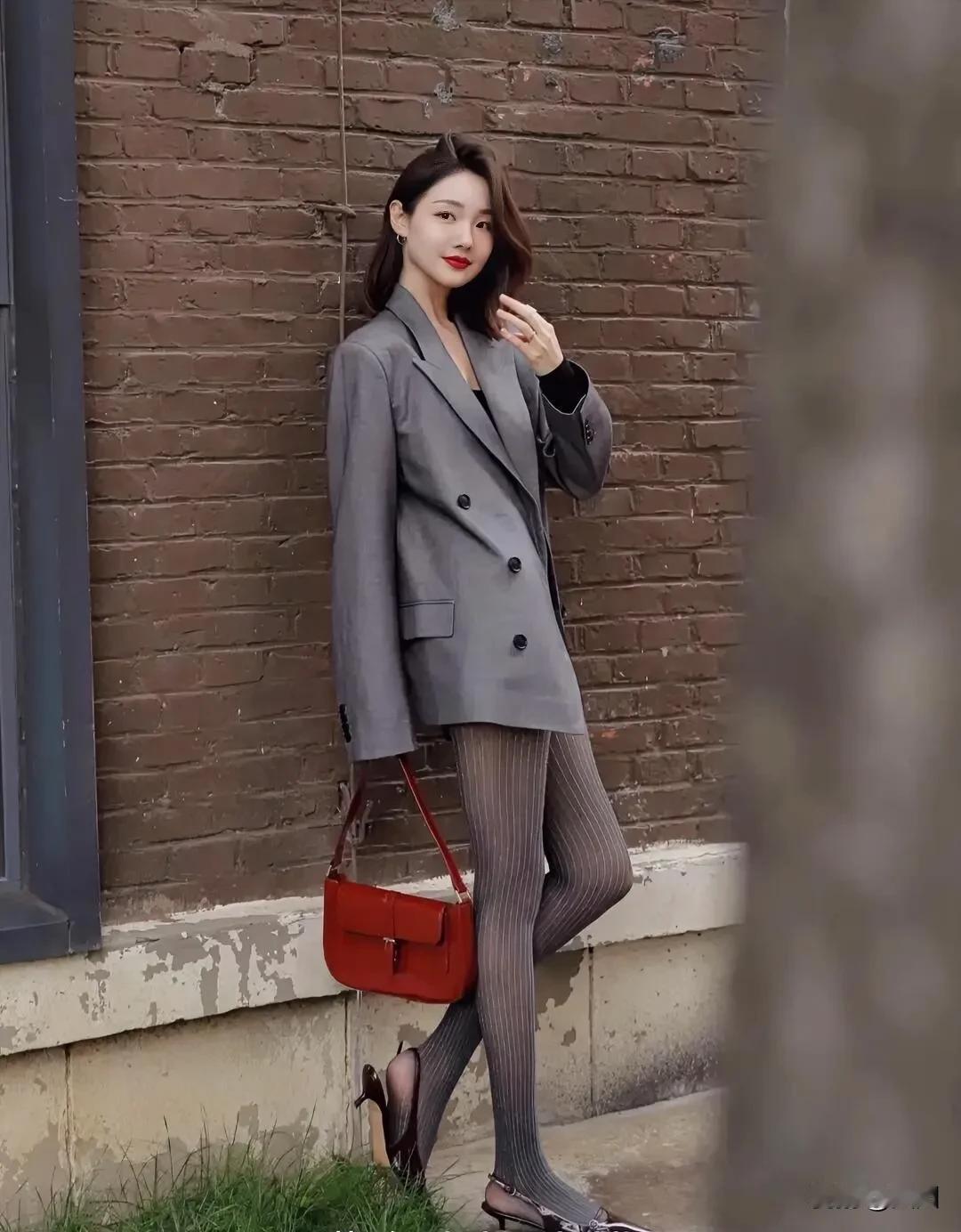 黑丝袜显腿粗还是腿细呀?