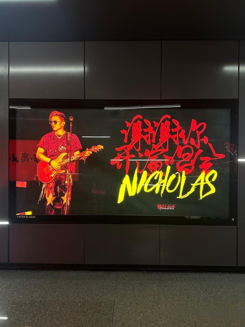谢霆锋还没来杭州已经痛上了 谢霆锋已经全民侵袭杭州了！杭州人出门已经自带“锋味”