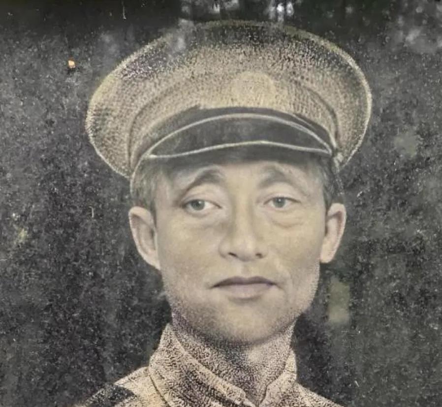 1950年，国军少将糜藕池起义后，积极配合解放军剿匪，谁知这天，几个公安人员找上
