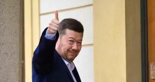 捷克政坛刚出大动静，新众议院议长冈村富夫上任还没满一天，就带人把议会大厦挂了三年