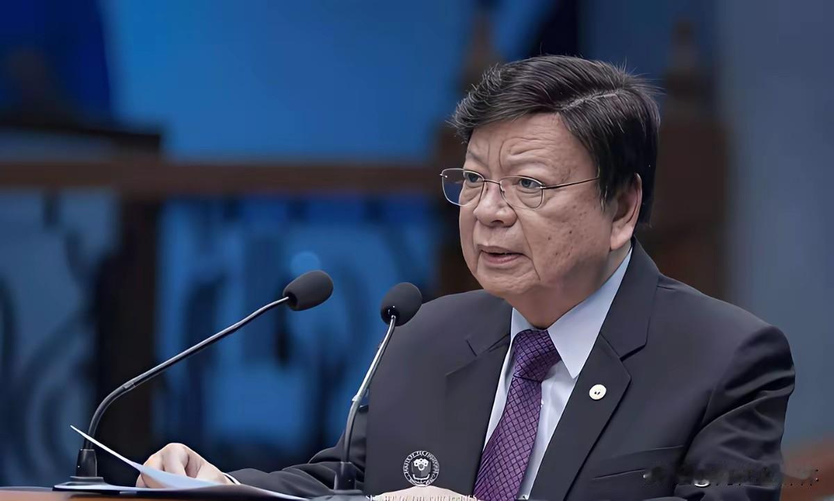 精心布局反引全民怒火！弹劾庭审日抓捕莎拉盟友，72岁参议员押解途中突发重病，小马