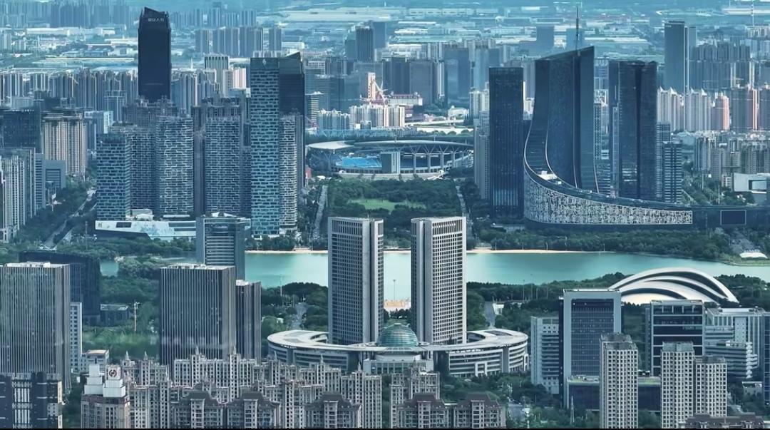 合肥，是座敢“赌”未来的城市。

在吃饭都成问题的年代把中科大留在了合肥。

在