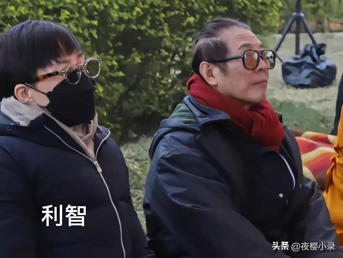 晚年的李连杰夫妇。60出头的李连杰，容颜沧桑。旁边是夫人利智，打扮朴素，差一点没
