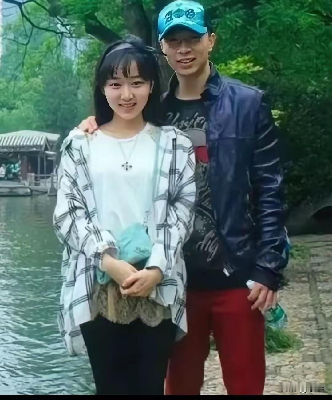 考古到龙队和夏露的早期合影！那时候夏露还是河海大学的校花，格子衬衫配白T恤，满满