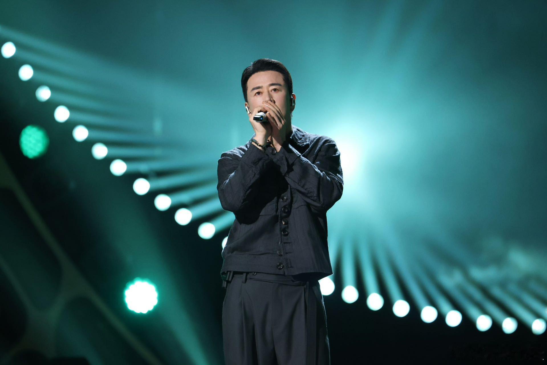 杨坤演唱母亲的河标志性沙哑独特嗓音一开口氛围感直接拉满，稳定发挥一如既往，坐等直