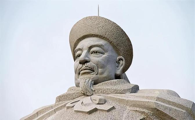 1877年，新疆喀什。城破当日，风沙扑面，左宗棠站在一堆断砖残垣之上，望着密密麻