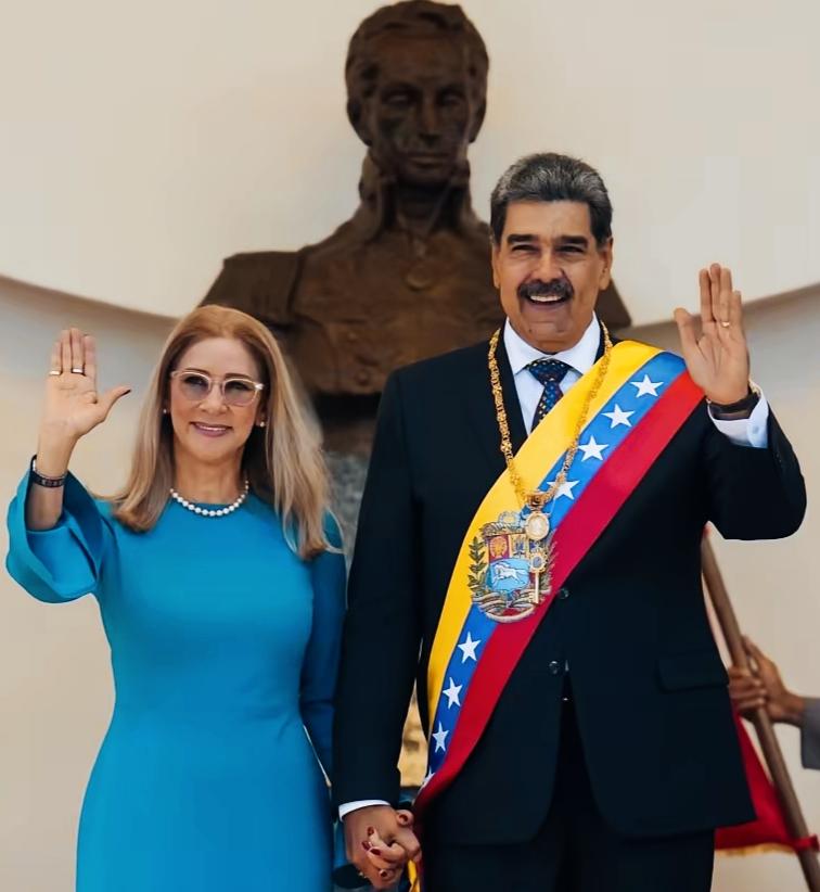 马杜罗和妻子牵着手，看上去挺恩爱啊！
这应该是马杜罗和妻子曾经的高光时刻啊！
两