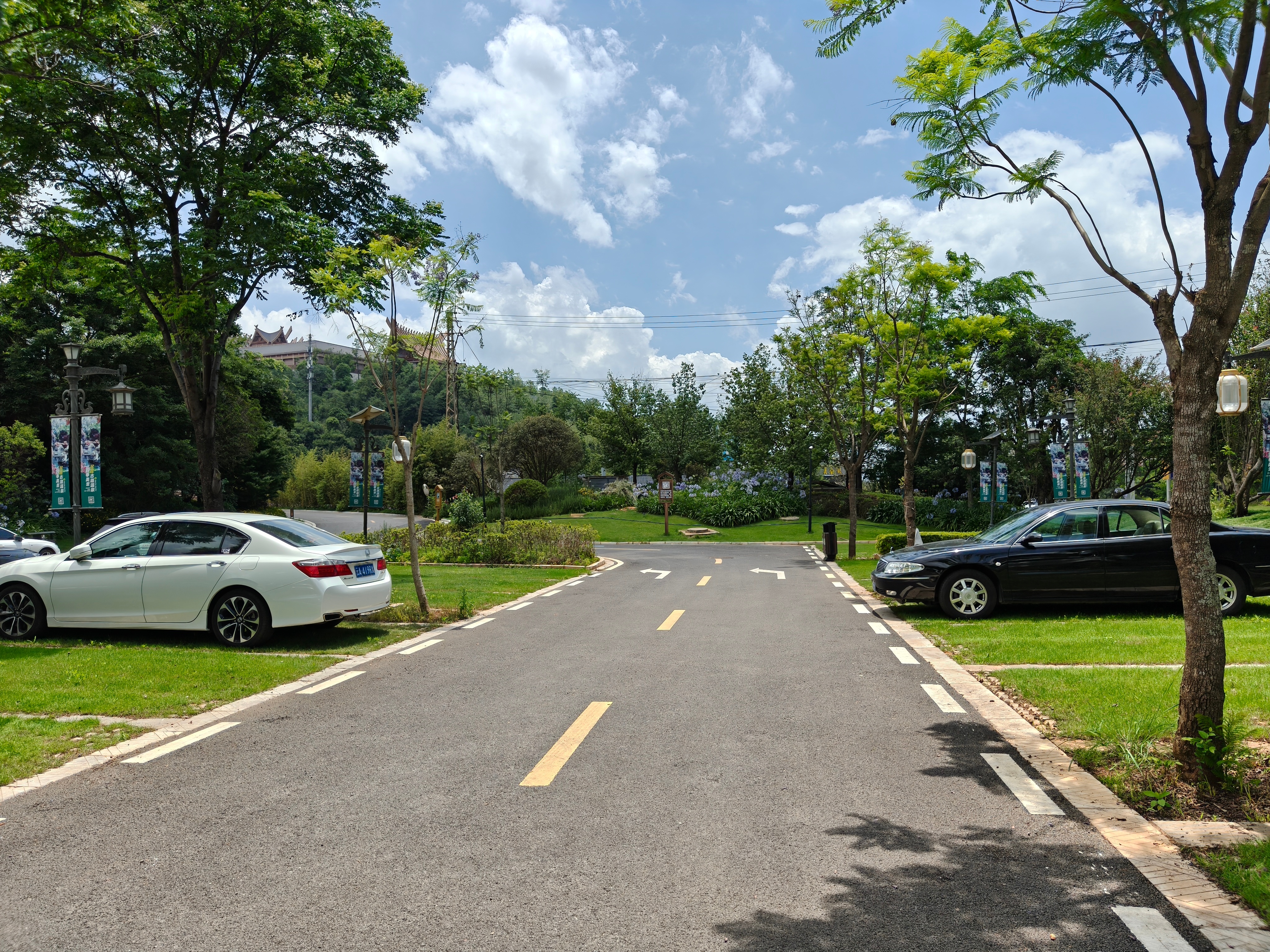 带老爸老妈、岳父岳母、外婆泡个温泉，得出动两个车，合计正好6.0 V12，这种时