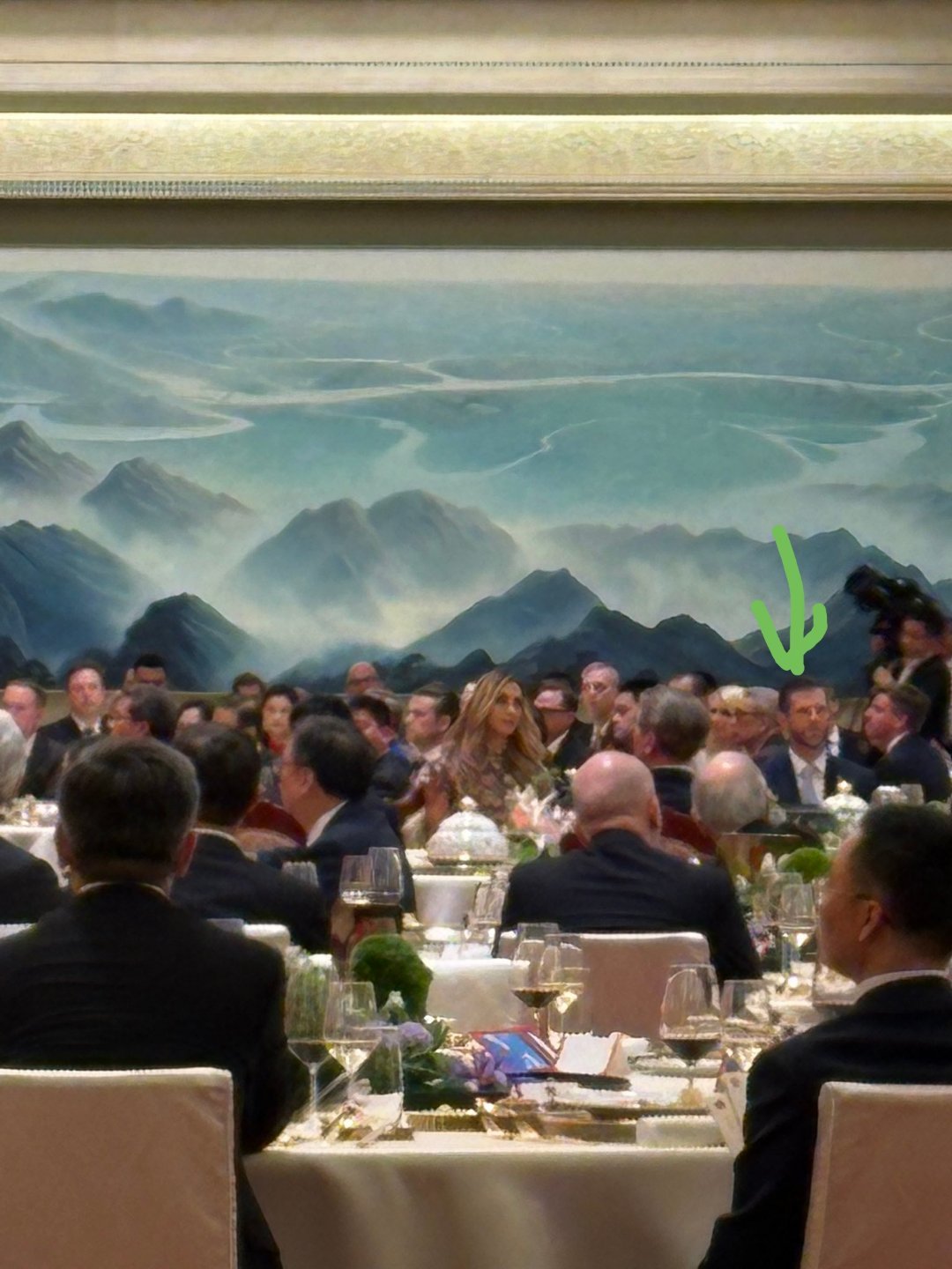 特朗普访华欢迎宴会这两口子（埃里克·特朗普＆劳拉·特朗普）又打卡拍照，又参加接见