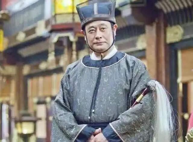 古代太监为啥随身带着一根长毛的棍子?
就这么说吧，这玩意象征着一个太监的权利和地
