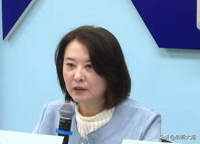 卓荣泰掏牛皮纸袋时，谁注意到他手指在抖？王鸿薇这3句话，直接掐断他的退路！
 