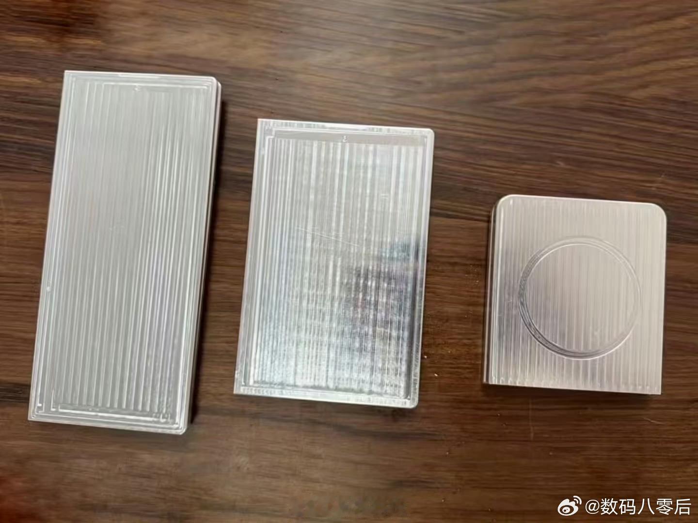 三星阔折叠机模曝光 三星做折叠屏手机应该是最早的一批，你能说出三星的折叠屏手机的