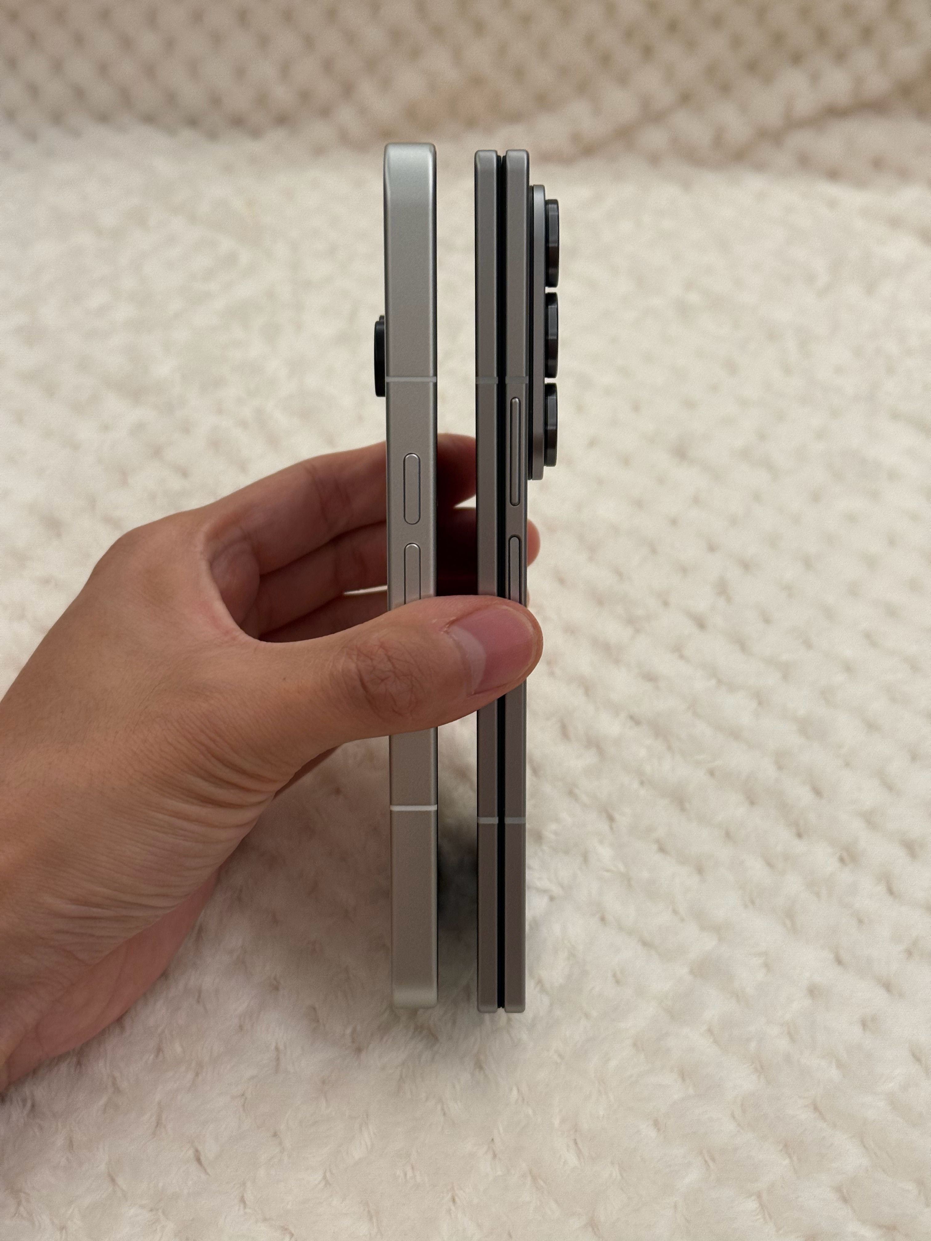 给大家感受一下三星 Galaxy Z Fold7 有多薄[馋嘴]对比的是 not