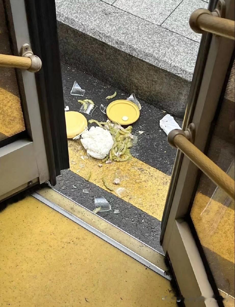 狂奔赶公交，我的午饭直接摔成渣了…
 
今早真是把社死+心疼焊在身上了！为了赶那