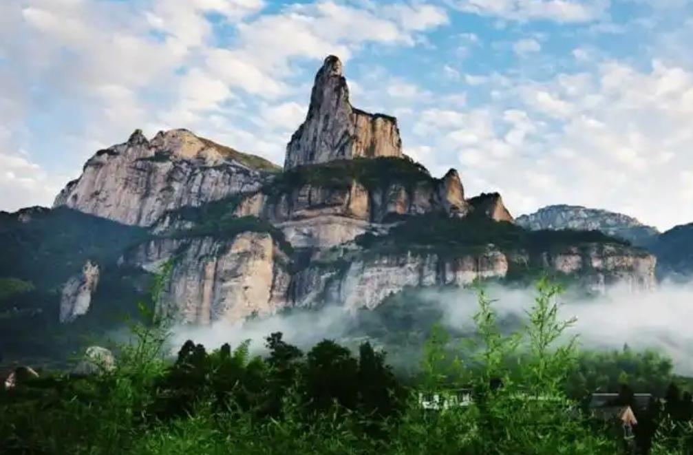 雁荡山，史称“东南第一山”，以亿年火山铸就的奇绝冠绝江南 。
奇峰怪石拔地而起，