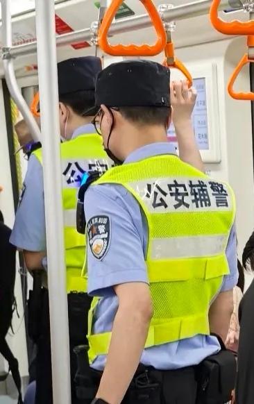 辅警岗位的优势主要体现在‌：
1，职业发展机会
辅警岗位已建立清晰的层级晋升机制