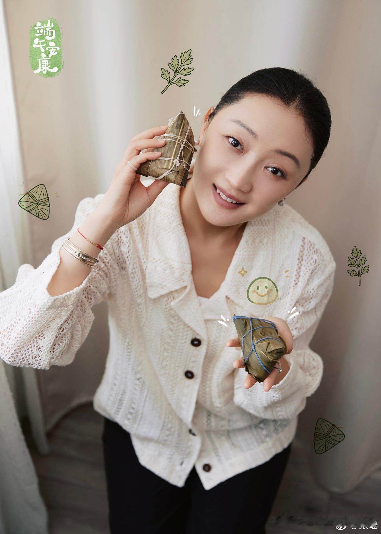 演员张瑶端午营业太接地气了，手捧粽子晒四宫格，用河南方言为《抓特务》打call