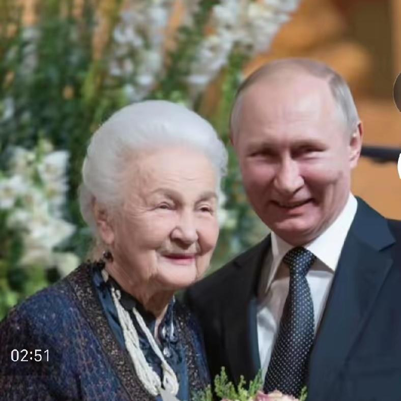 哪有天生的硬汉总统，不过是伟大母亲用爱与规矩浇灌出的栋梁！普京母亲41岁得子，既