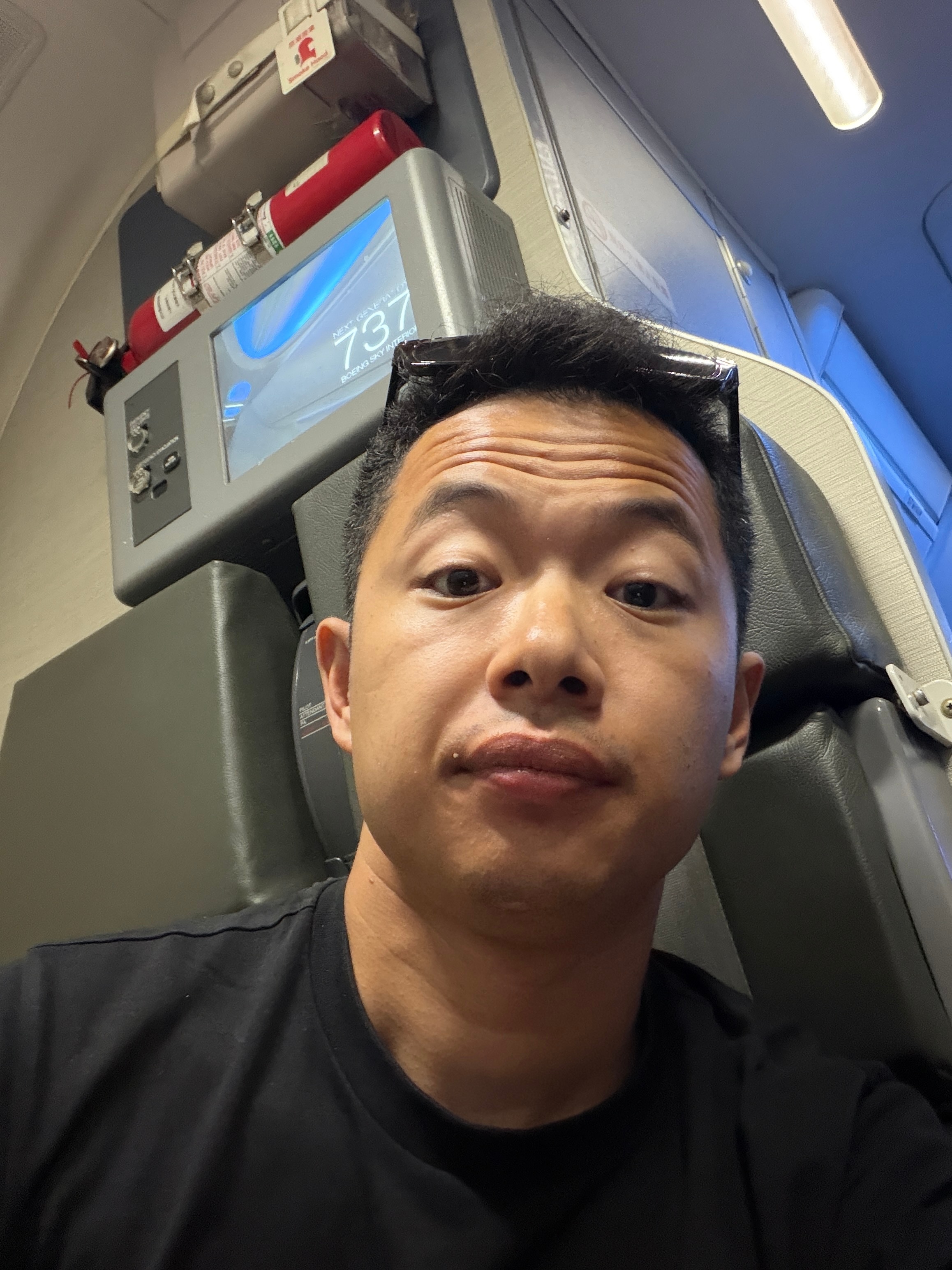 忘记选座忘记要番茄酱，烤堡KFC给漏装了，现在只能在后舱心酸啃鸡欣哲频道 武汉·