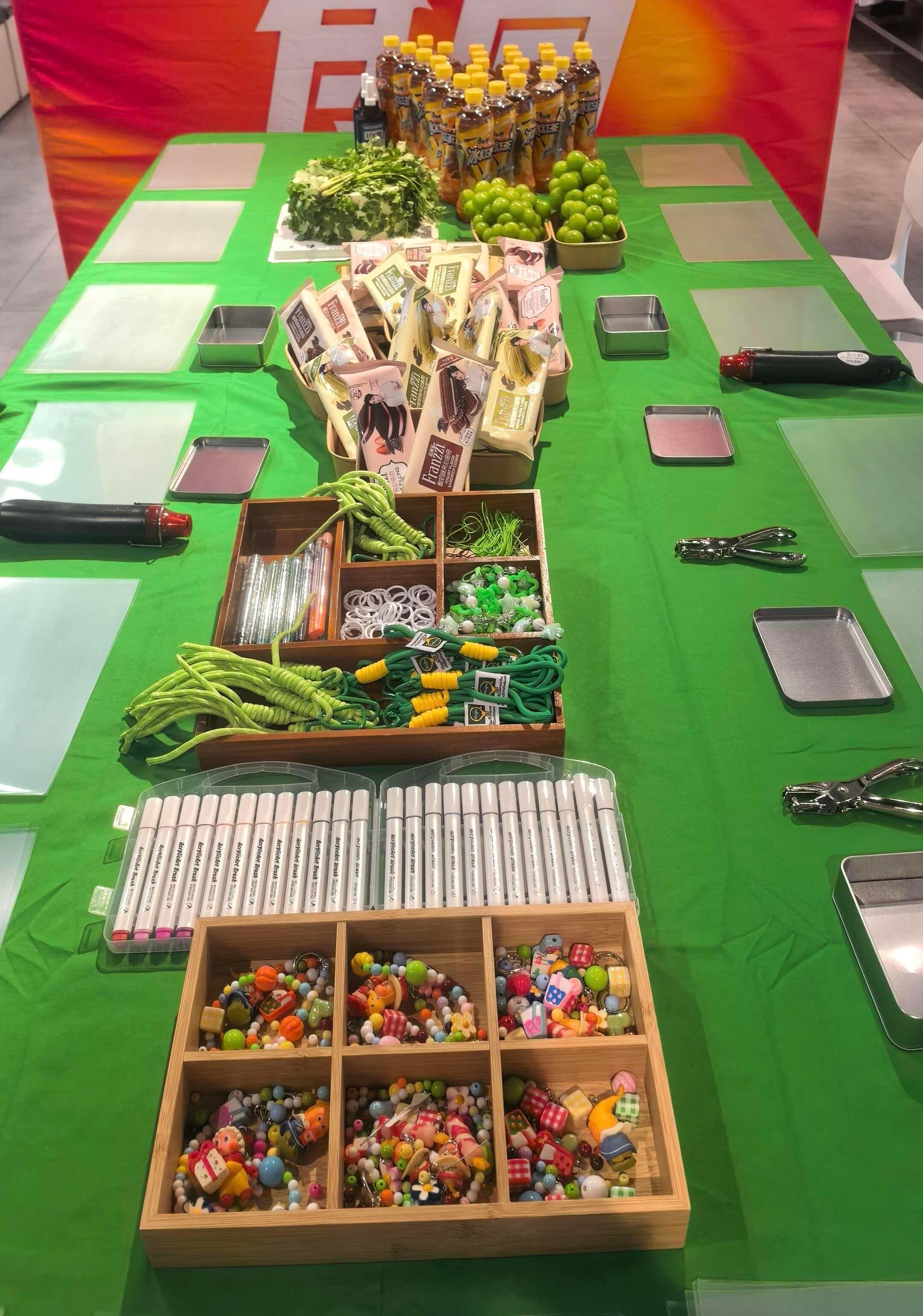 安踏门店组织的摩托姐姐线下活动一起吃香菜蛋糕哈哈哈现场还准备了法丽兹、冰红茶、骆