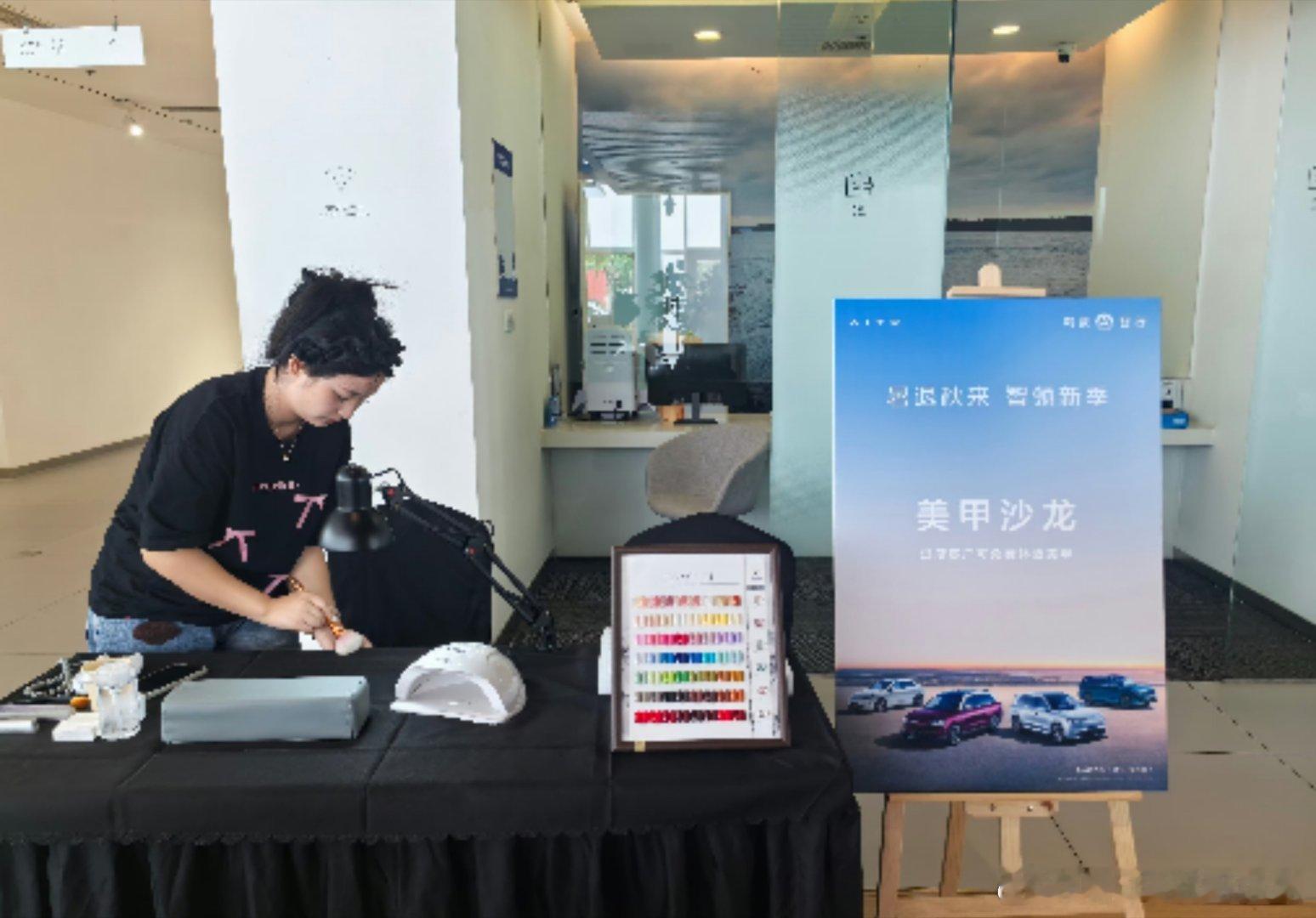 华为这服务快要追上海底捞了连做美甲都来了你们觉得华为下次会给车主推出什么服务？ 