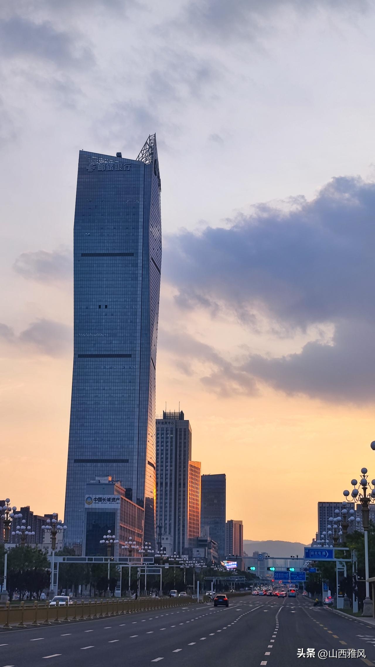 龙城太原的黄昏，晚霞为信达国际披上金纱。迎泽大桥车流如织、人潮涌动，晚高峰的烟火