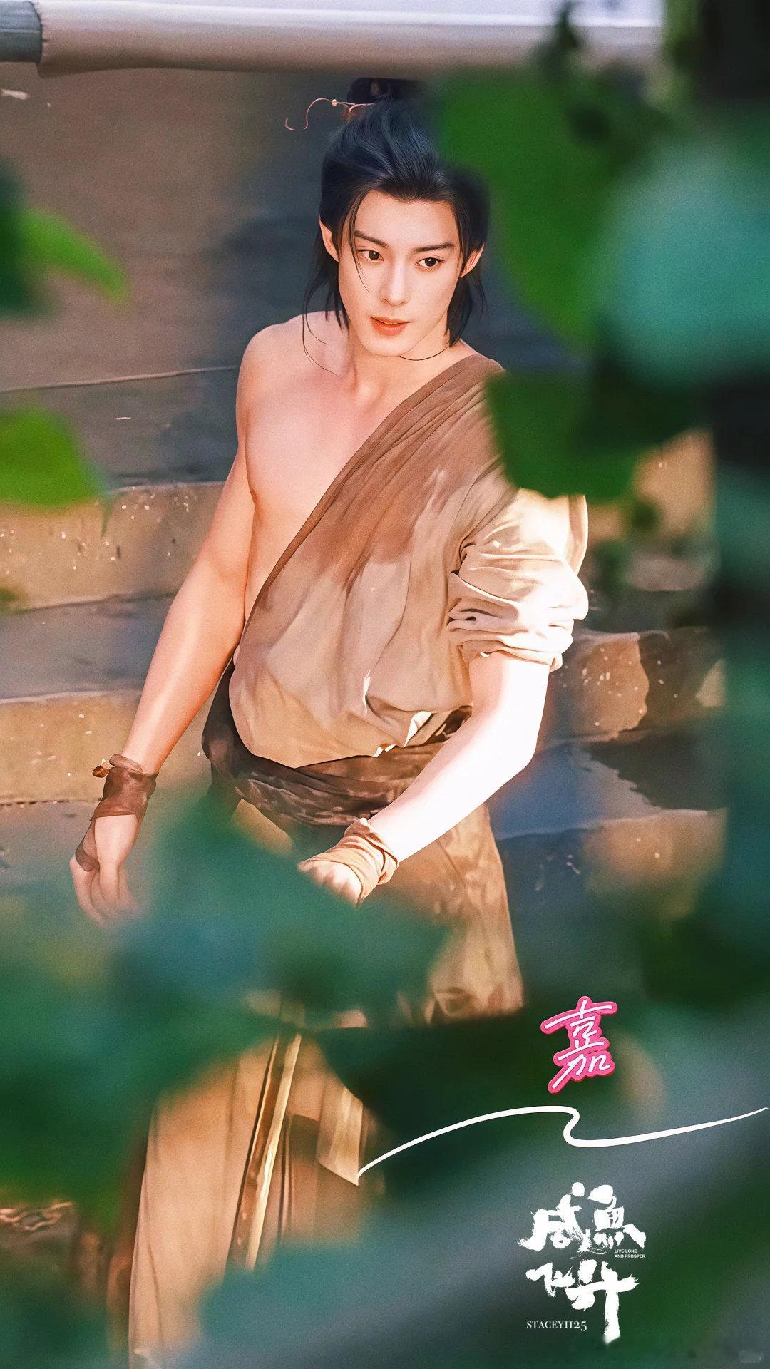 王鹤棣宋潜机新路透王鹤棣露肩轮大锤路透妥妥内娱妲己啊！！王鹤棣谁允许你这么穿的，