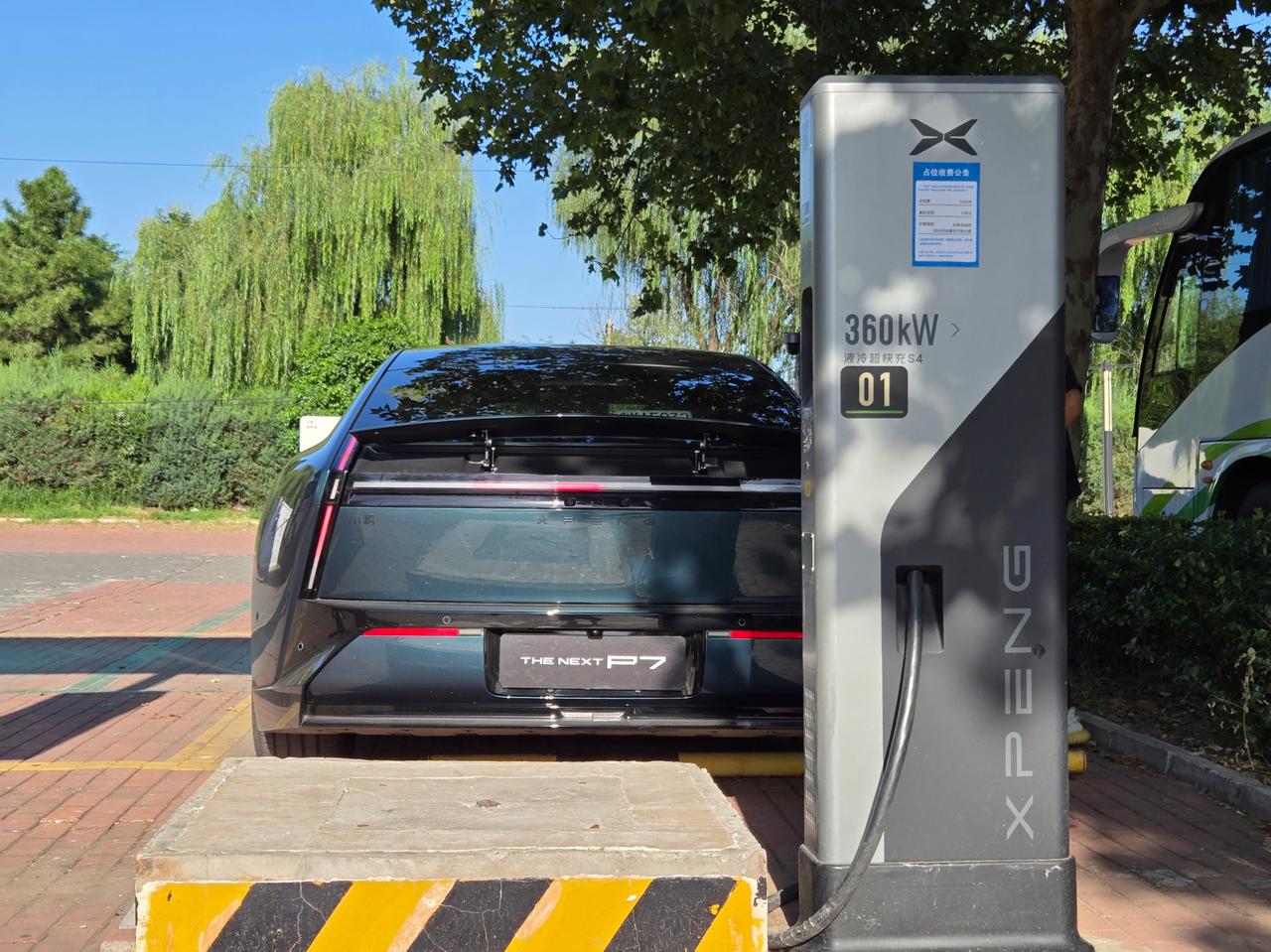 小鹏P7，在小鹏自家的S4超充桩，7%充到91%只要22分钟，峰值功率333kW