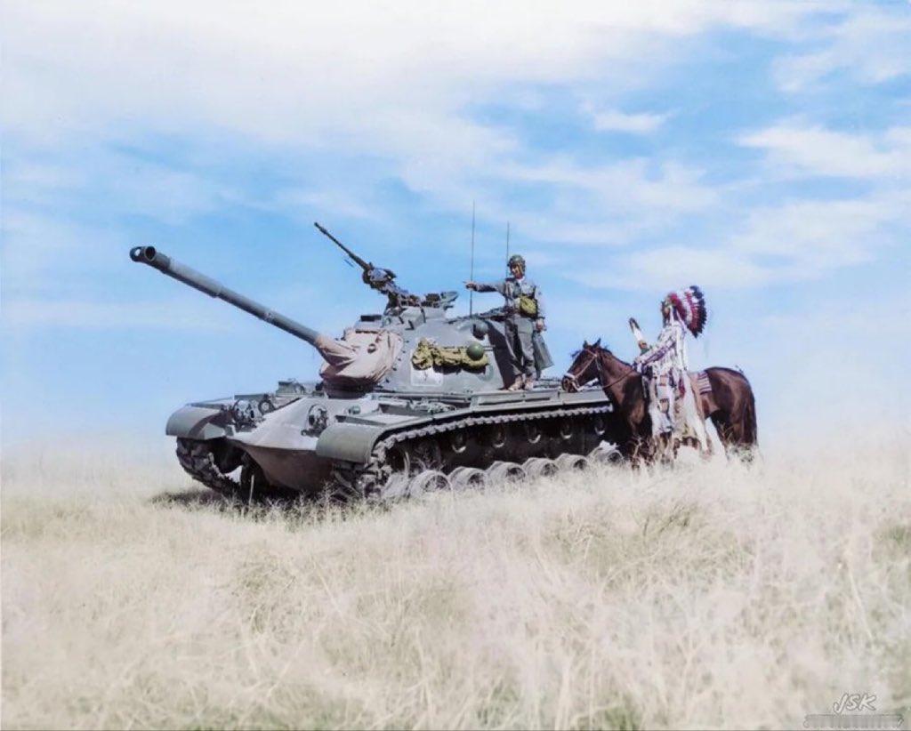 1954年，一位印第安原住民首领探望正在美军服役的儿子。