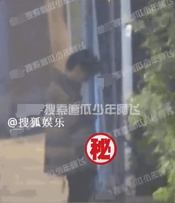 苏小玎深夜携友聚会 随地小便被拍
搜狐娱乐讯 11月14日， 八卦媒体拍到苏小玎