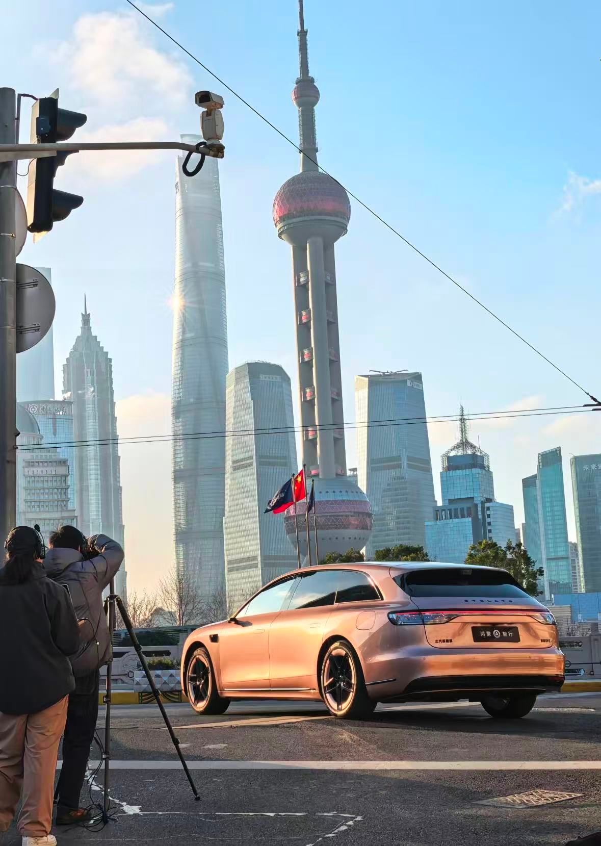 享界S9T粉色实车曝光聊个有意思的小细节，享界S9T的粉色配同色轮毂其实背后大有