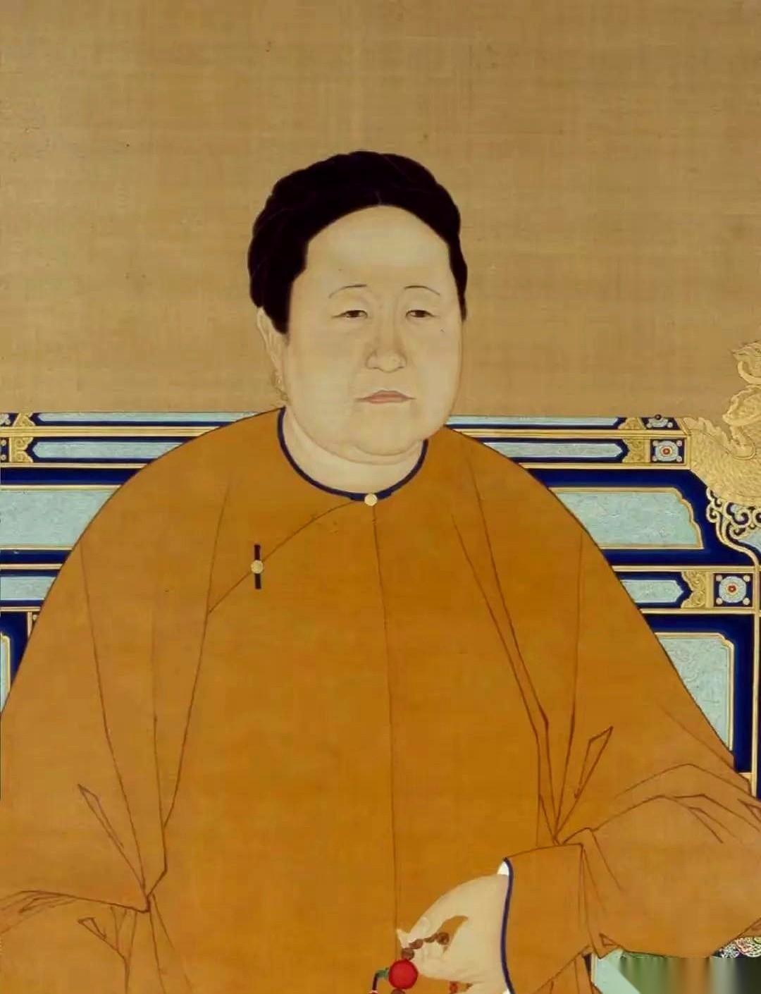 老太太前脚刚走，后脚他就下令，把你生前最爱住的五个院-子，全给我拆了。
棺材也别