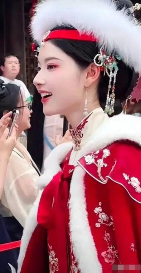 她是不是很像某位美女呢？

虽然不知道她是谁，但是这个侧颜真是很漂亮啊！

是不