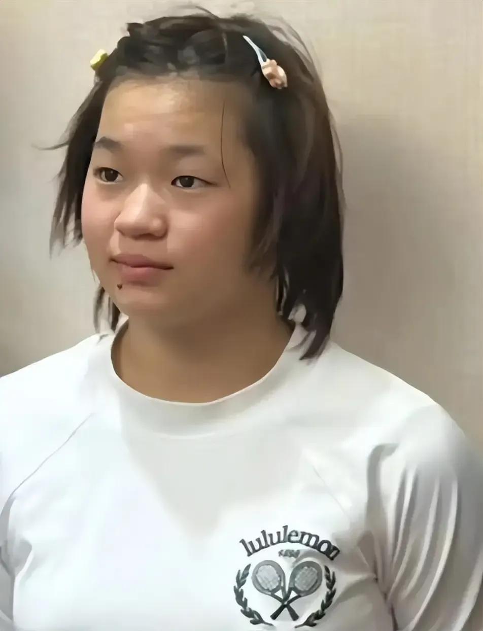小姑娘和姐姐一样，长胖了。  冠军婵