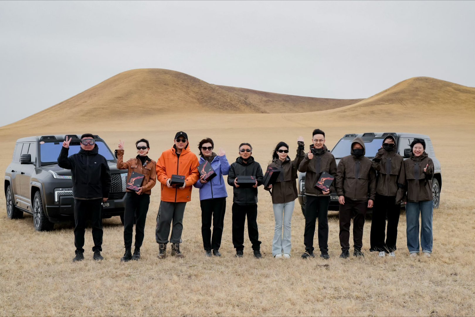 在火山口提仰望 U8 现在车企交车都卷成这样了吗？仰望 U8 直接把交付现场搬到