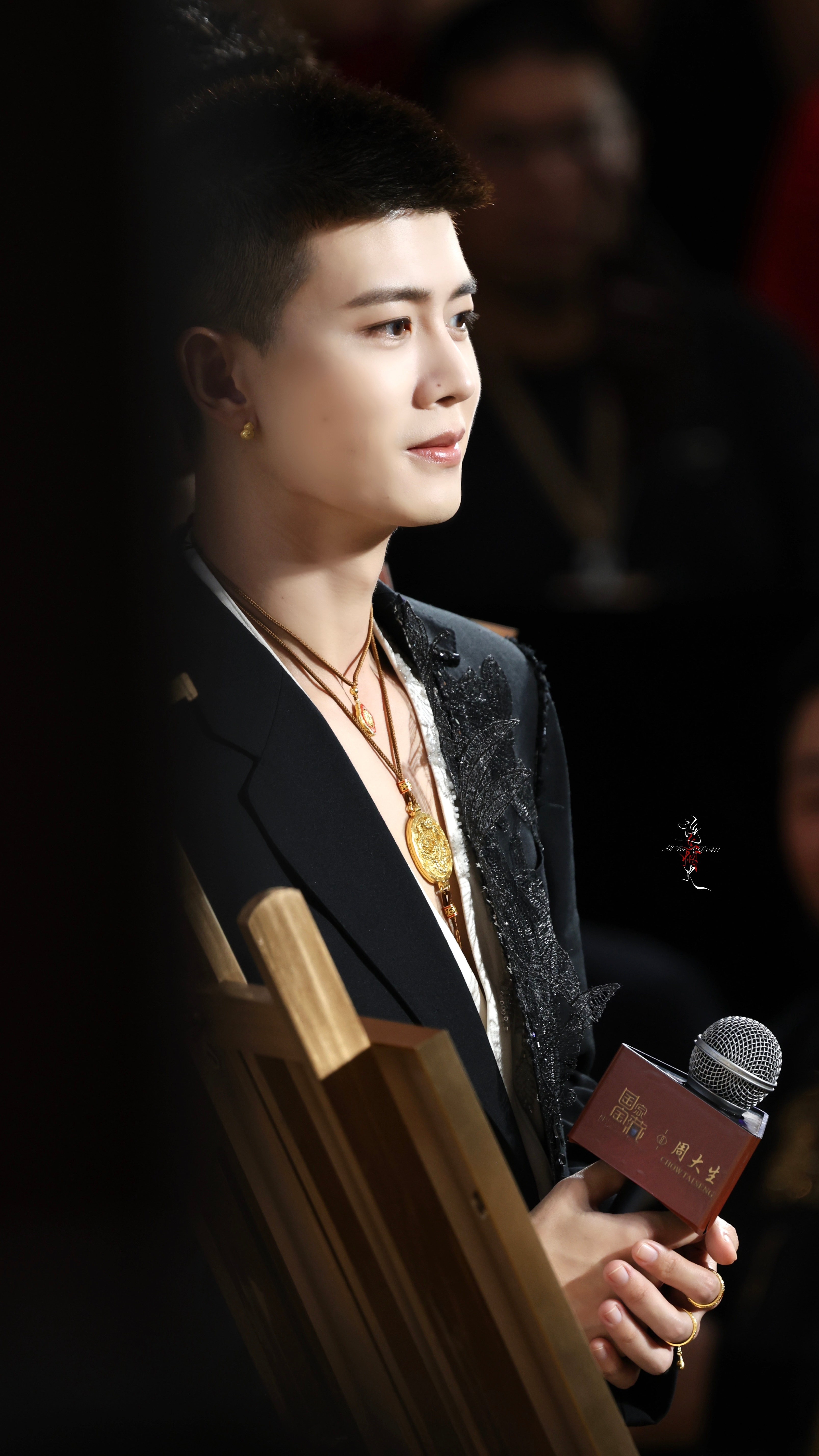 任嘉伦 🌅🧡 𝗙𝗮𝗹𝗹 𝗜𝗻 𝗟𝗼𝘃𝗲只因为那人群中的惊