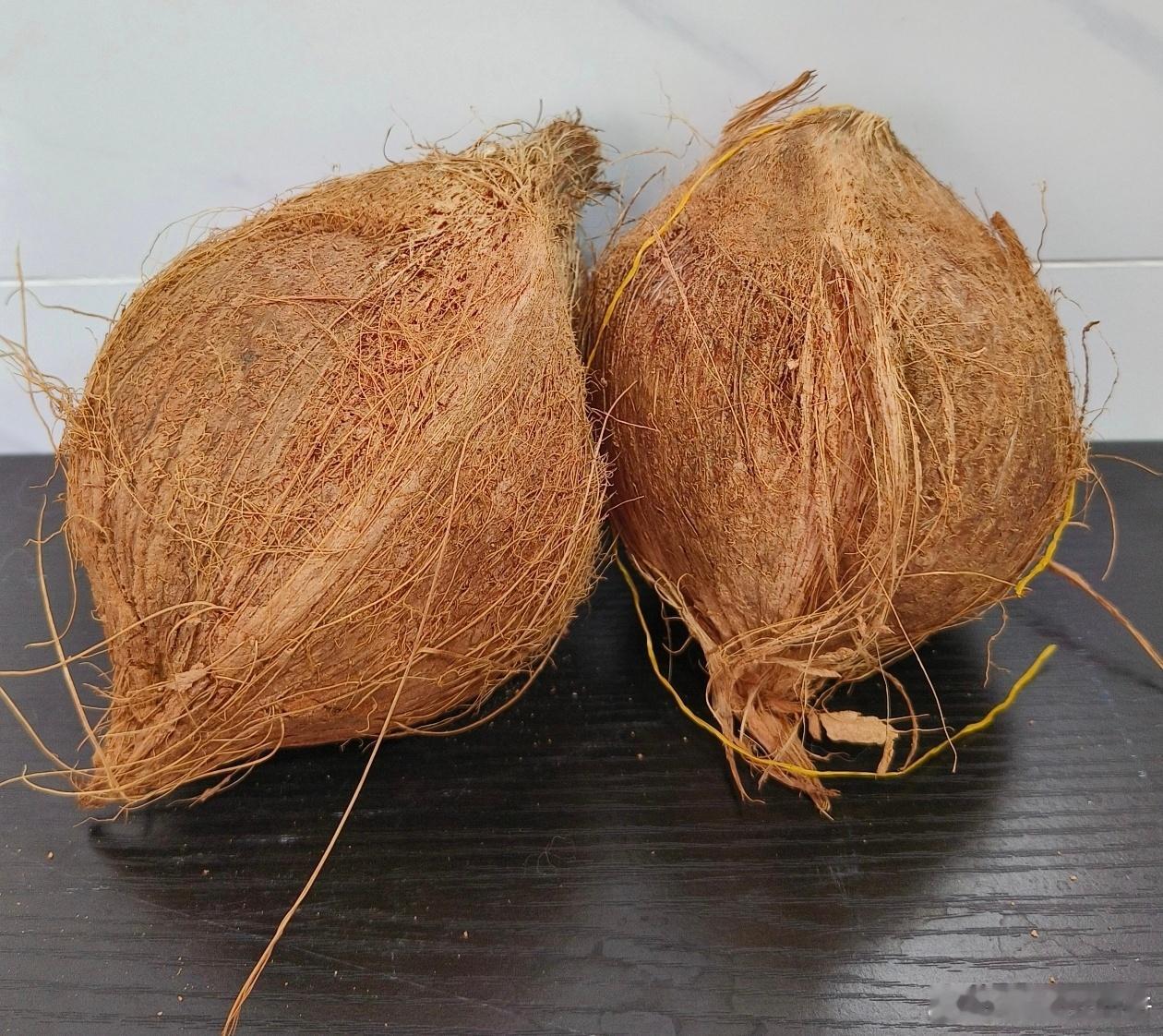 昨晚也买了一颗这种老椰子，让水果摊老板给开了，没有冰过的东西吃起来感觉没意思，也