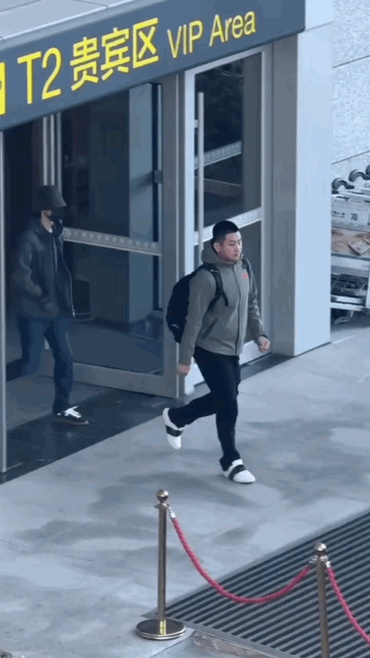 #王一博到达长春#羡慕现场的小伙伴.  我也想接机 ​​​