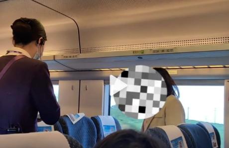 高铁女子车厢放肆，叫嚣全家都是体制内，光批评教育真的够吗？

7月29日，辽宁北