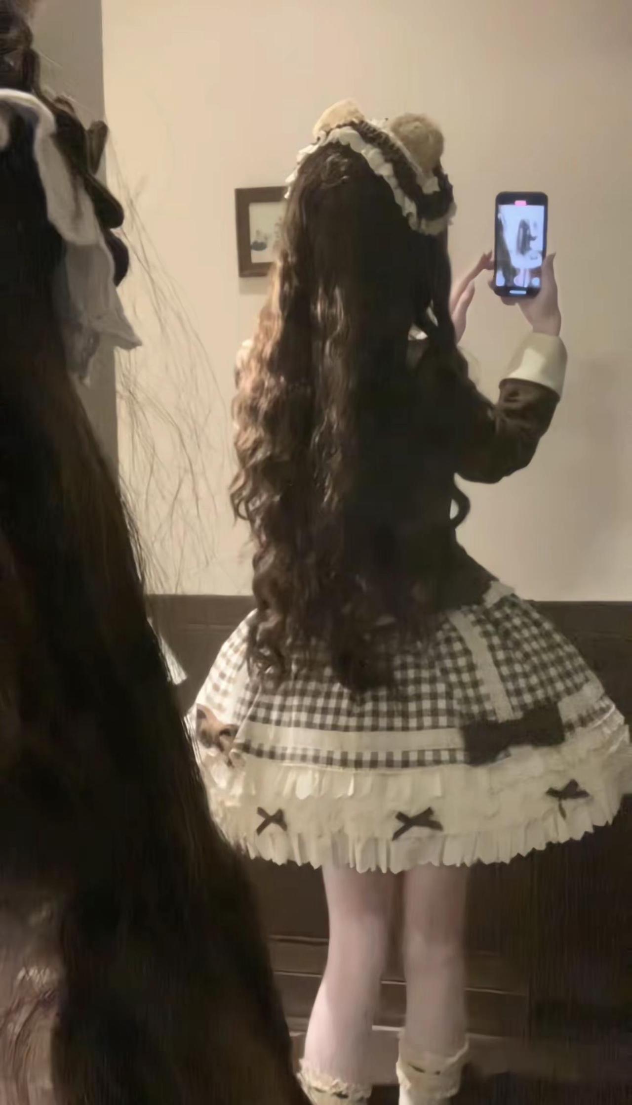 换上棕色外套，整个人都融进秋天的氛围里了。lolita lo裙安利 lolita