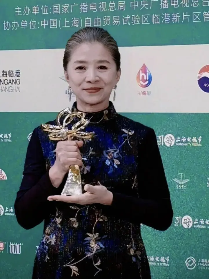 半生闺蜜，这份友情看得人狠狠动容。隔着屏幕都能感受到倪萍满心滚烫的欢喜...