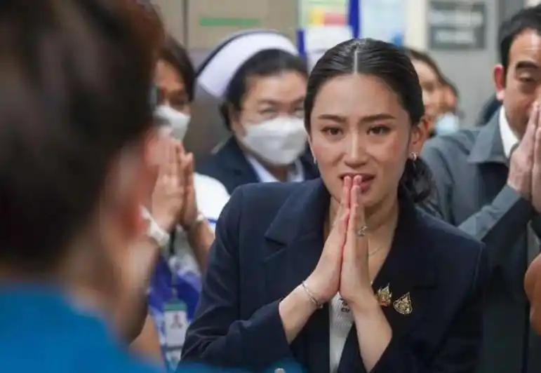 佩通坦为什么含着热泪离开总理府？
泰国原总理佩通坦含泪离开总理府，主要是因为宪法