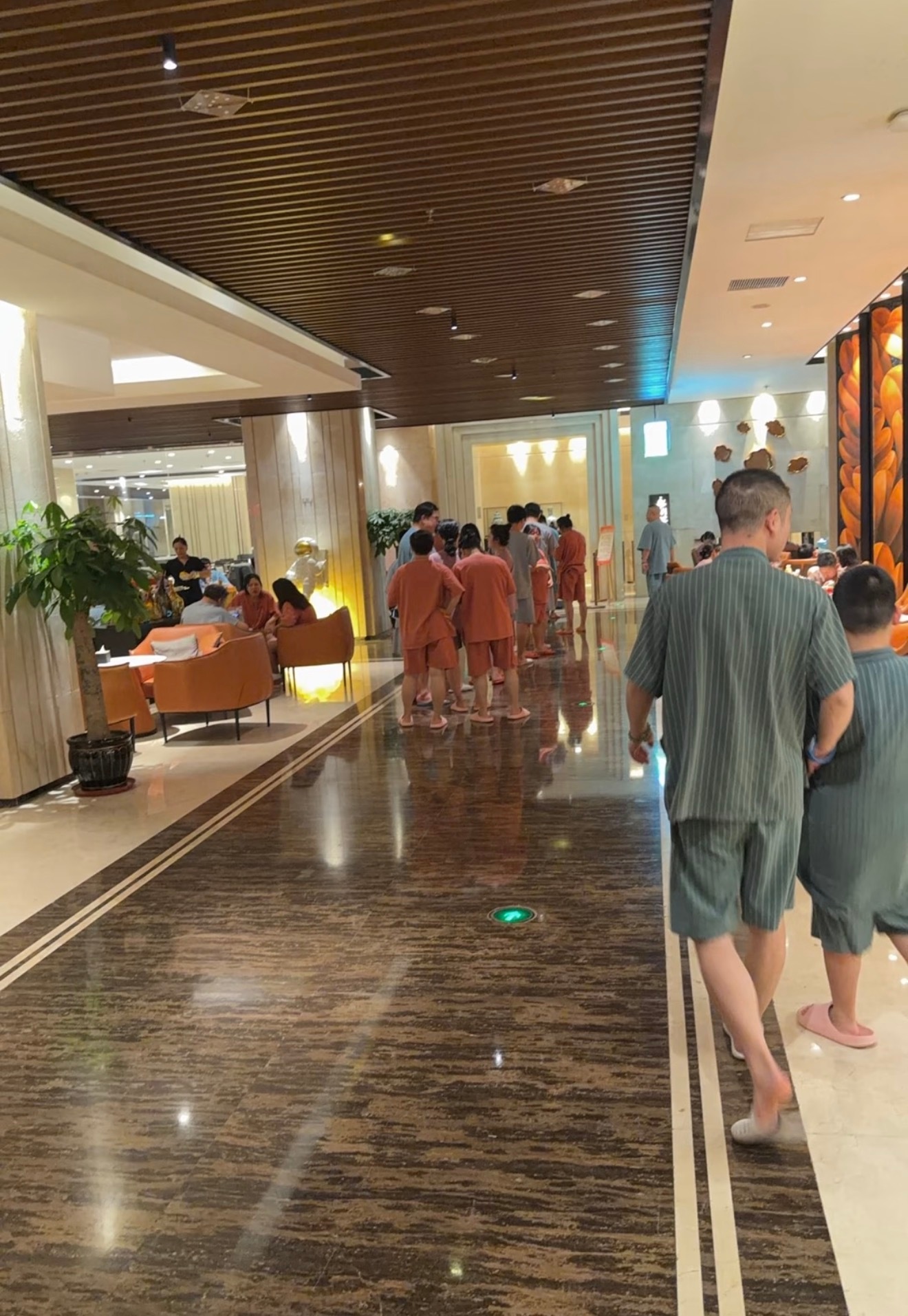 你们爱搓澡的人嘴是真严 搓澡前觉得自己挺干净，搓完才发现藏了半辈子的灰。那种通透