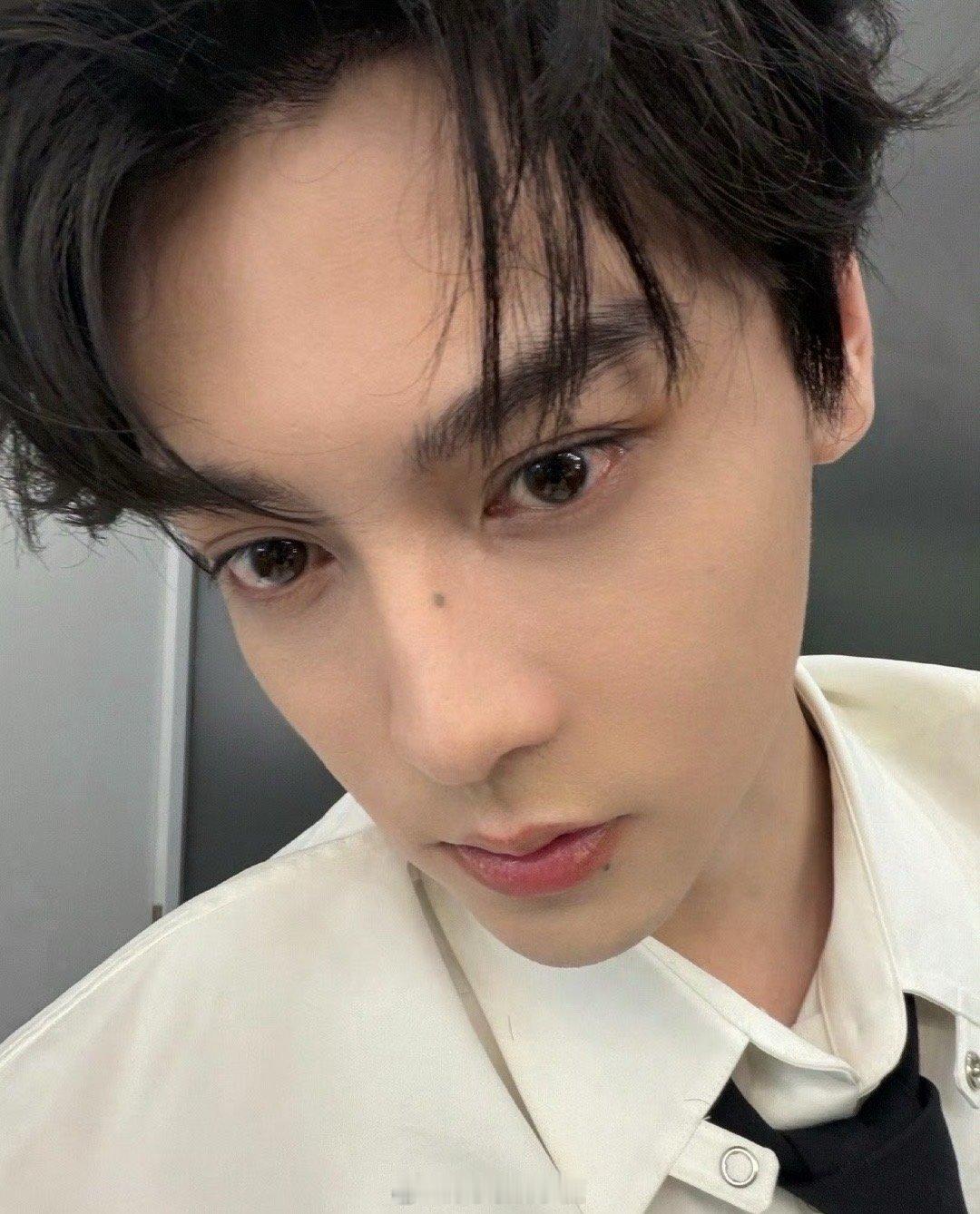 田栩宁晒新年第一面自拍照，营业难分，爱看！田栩宁