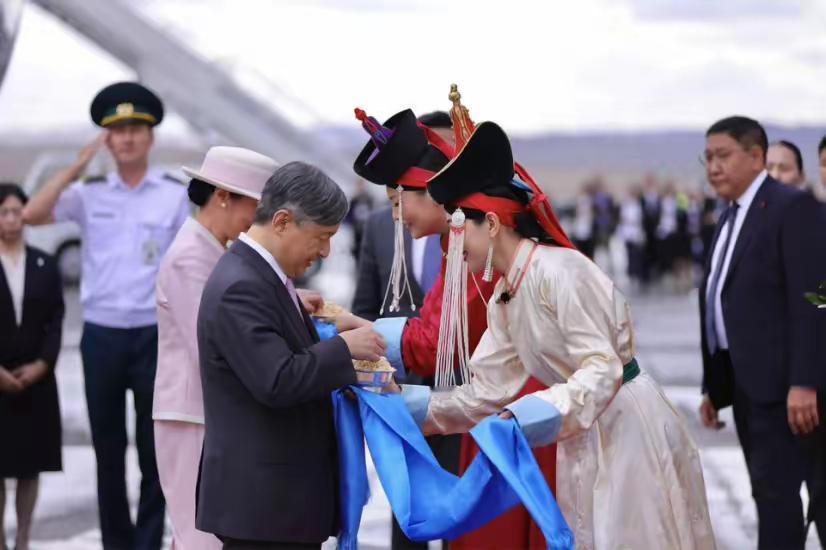 日本天皇访问蒙古国，上演了向日军亡灵致敬的闹剧！

据美联社消息，日本天皇德仁夫