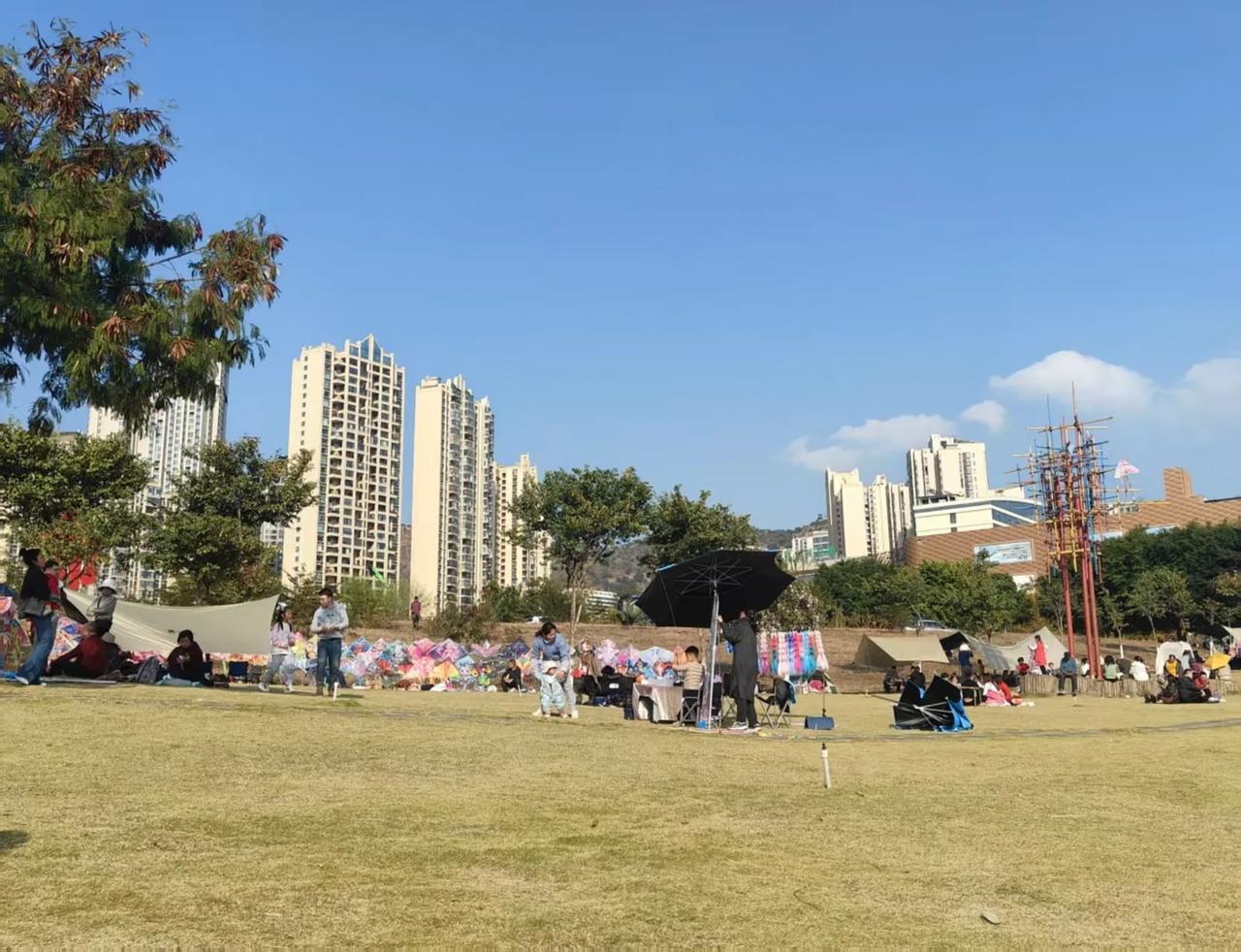 蜀犬吠日，意思是蜀地多云雾，平时难得有太阳，见到日出连狗都会叫上几声。每年冬季，