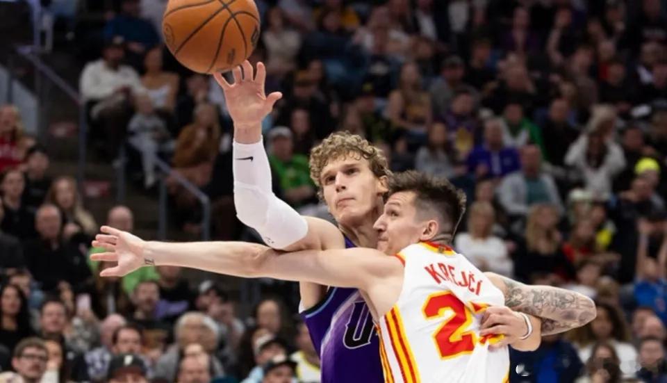 马尔卡宁40+5三分场次并列队史第二爵士的马尔卡宁此役25投15中，其中三分球1