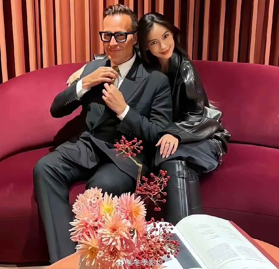 杨颖与爱马仕全球艺术总监杜马斯的留影，杨颖一身黑色皮衣、高筒皮靴，造型干练飒爽，