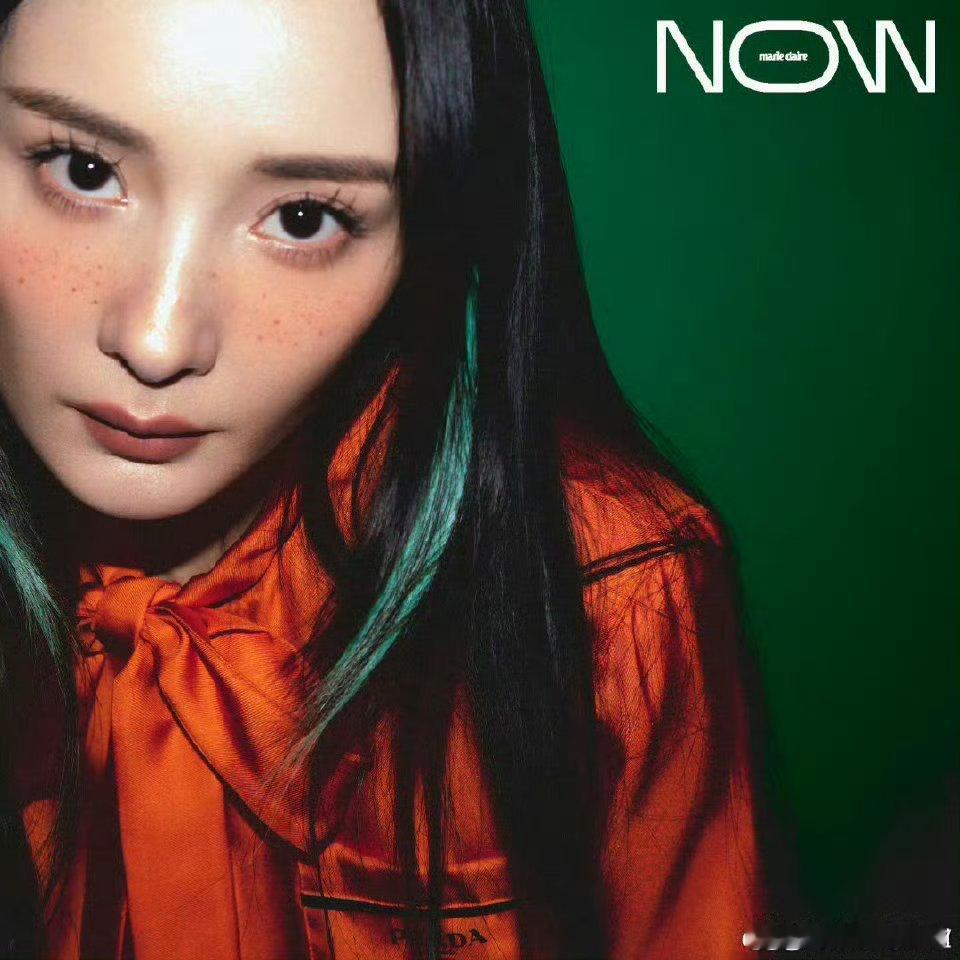 杨幂无缝衔接蓝血顶奢，这次是真穿prada的女王 